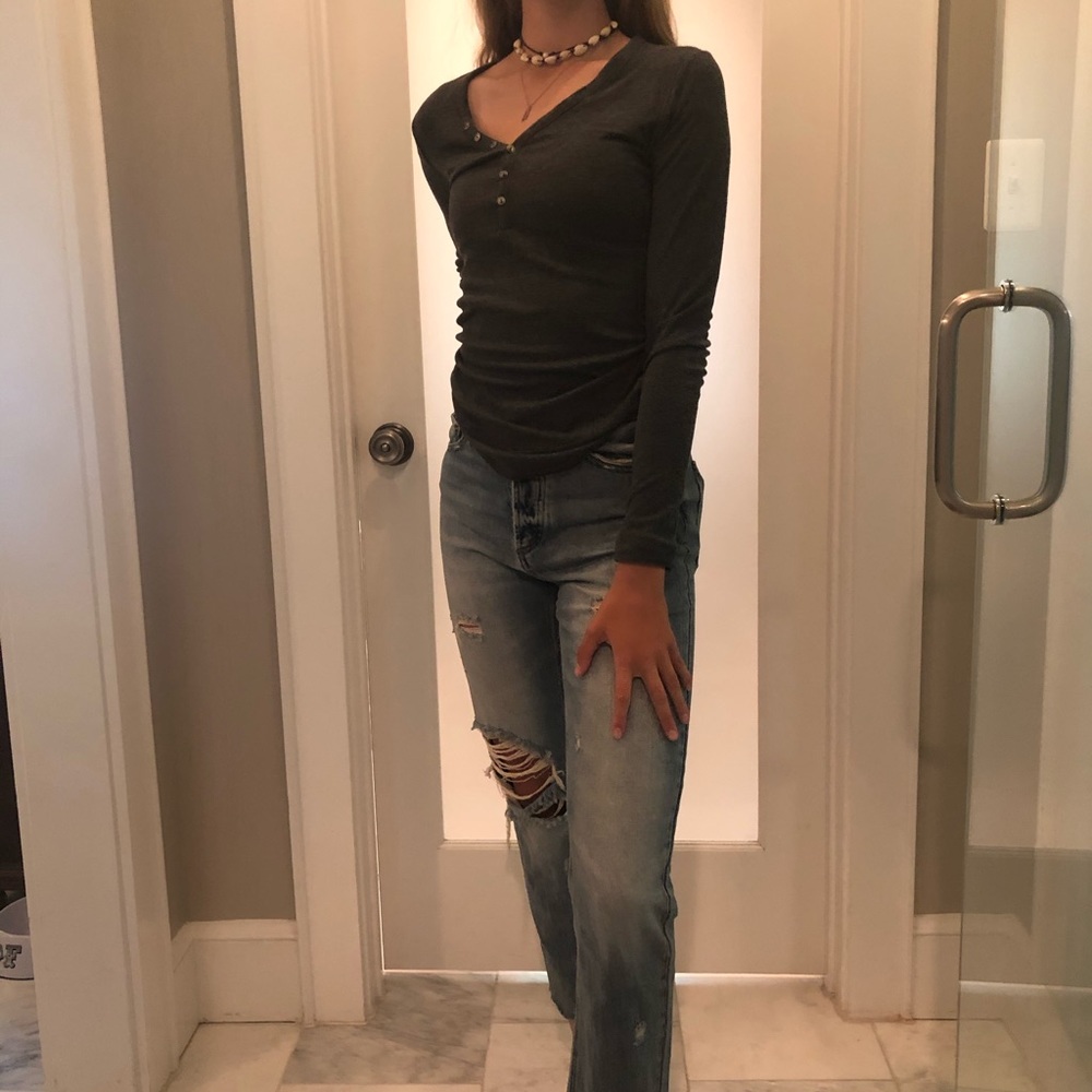 grey long sleeve v-neck gap shirt - Picture 2 of 2